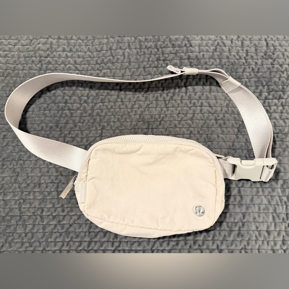 🤍Lululemon Athletica Everywhere Belt Bag 1L - White - Picture 2 of 10